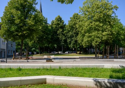 Neu gestalteter Bruayplatz in Fröndenberg mit großzügigen Grünflächen, Sitzmöglichkeiten und integriertem Wasserelement