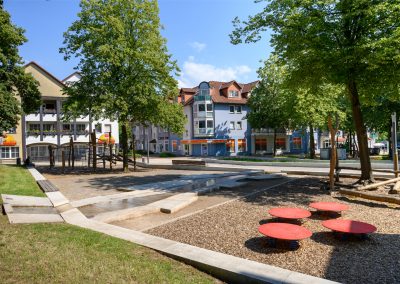 Moderner Spielplatz am Bruayplatz in Fröndenberg mit Wasserspielbereich und naturnahen Spielgeräten