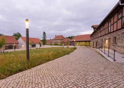 Wegeführung aus Natursteinpflaster im Innenhof des Kloster Michaelstein mit harmonischer Verbindung von Denkmalpflege und Landschaftsarchitektur.