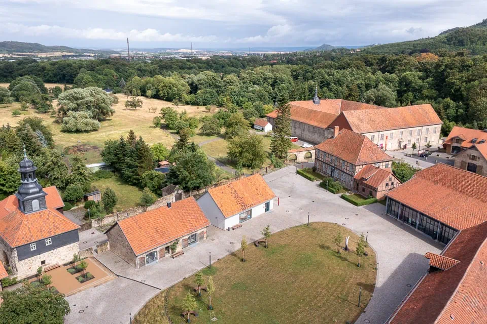 Luftbild des Wirtschaftshofes Kloster Michaelstein mit Innenhof, Natursteinpflaster und historischen Gebäuden der Klosteranlage.