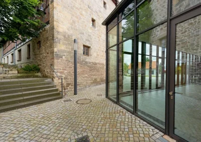 Beleuchtete Treppenanlage im Innenhof des Wirtschaftshofes Kloster Michaelstein mit historischer Architektur und Natursteinbelag.