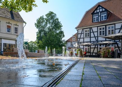 Fontänenfeld in der Innenstadt von Fröndenberg mit hochwertiger Pflasterung und integriertem Leitsystem